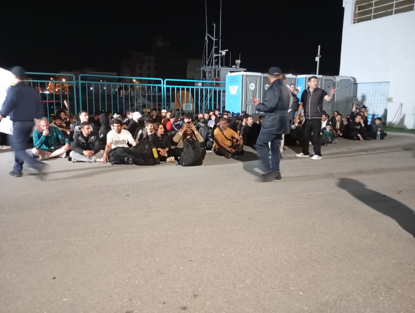 μεταναστες λιμανι 100525 Large